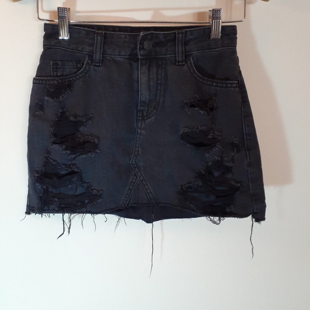 🎉 Hollister High Rise Distressed Black Jean Skirt size 00